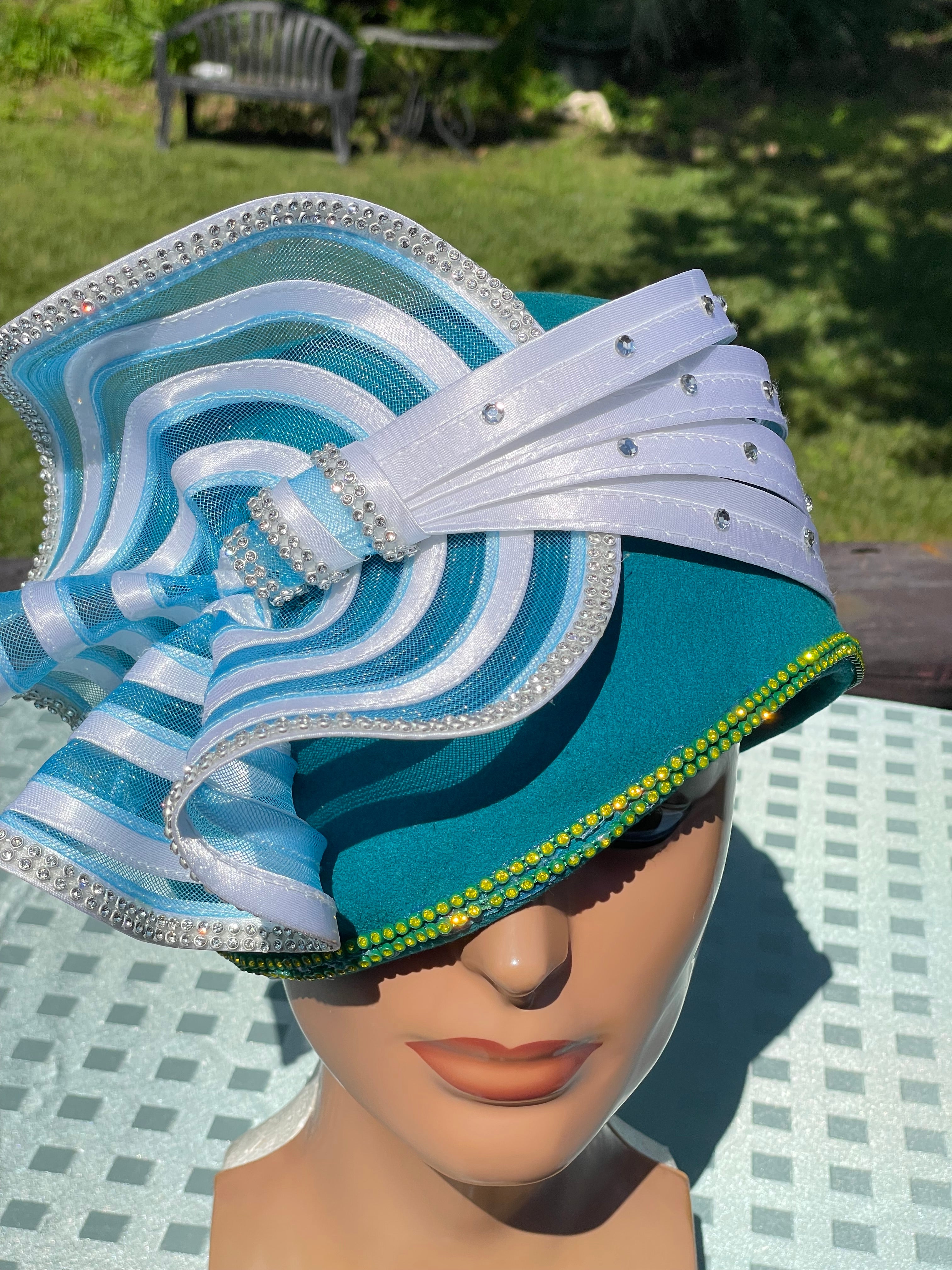 Showstopper in teal and white