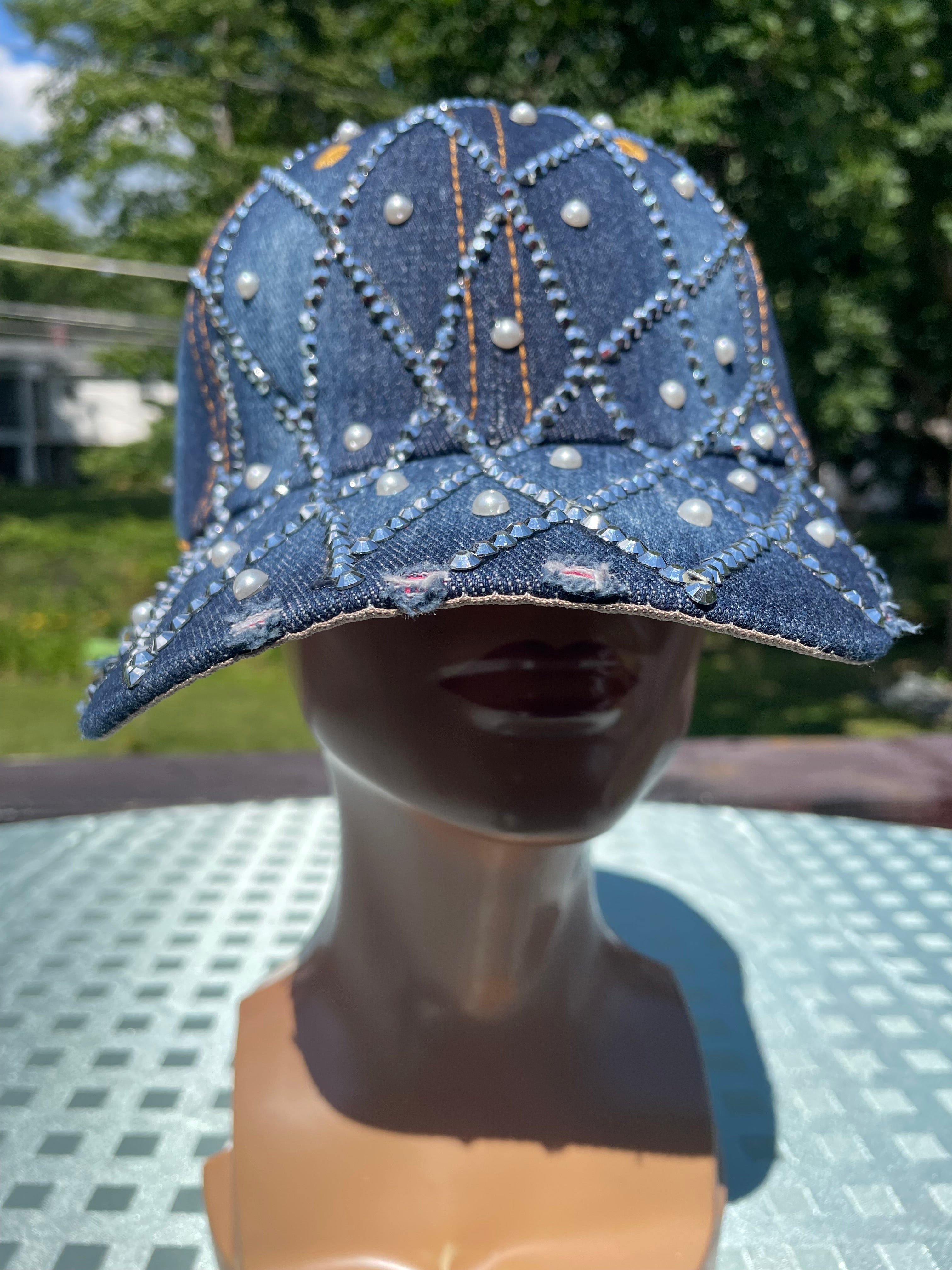 Every woman’s likes to sparkle in pearls.
